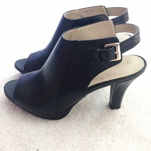 Naturalizer black leather peeptoe sandal